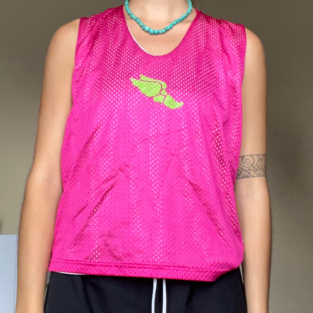 Reversible mesh pinnie track and field logo